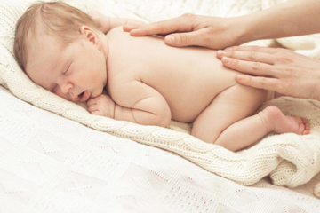 I vantaggi del massaggio infantile. Facilita anche lo sviluppo cerebrale